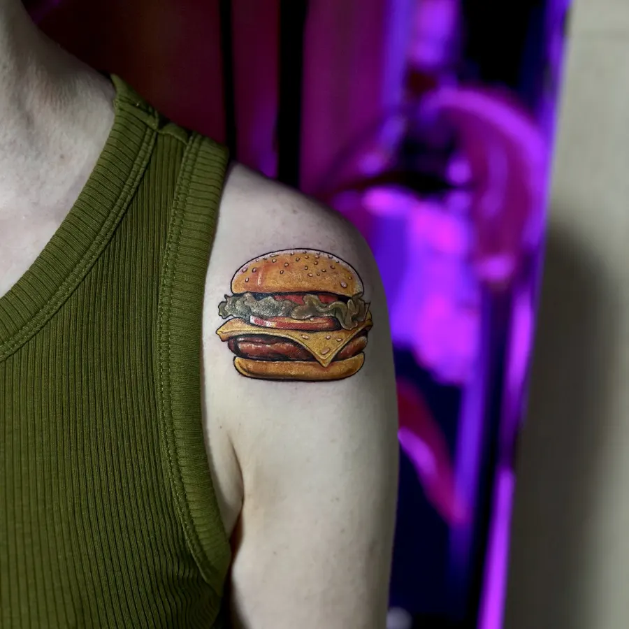Neliels burgera tetovējums uz pleca