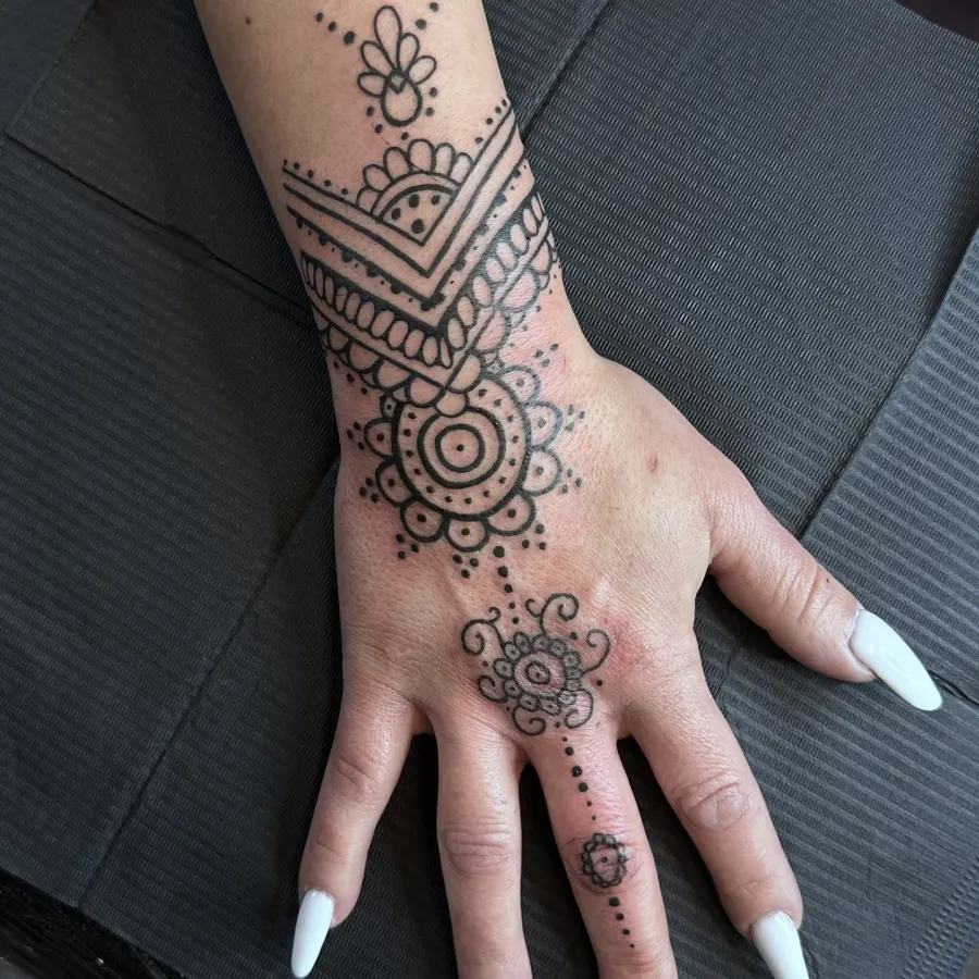 Hennas stila ornaments no apakšdelma līdz pirkstam