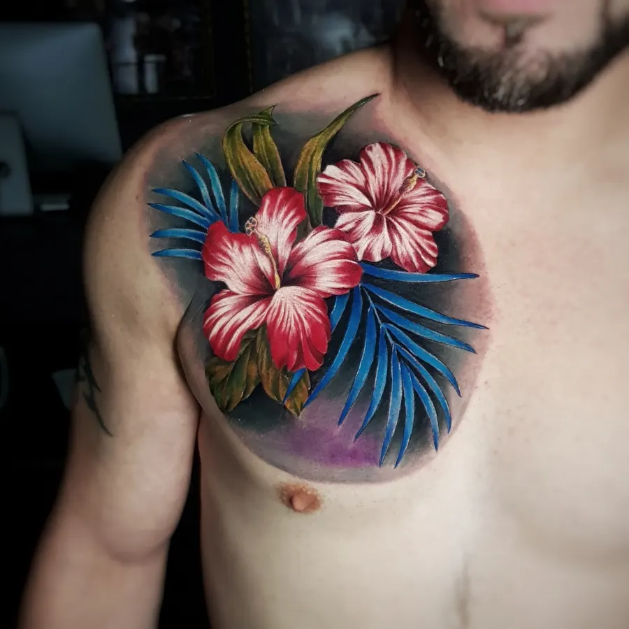 Sarkani hibiski ar zilām palmu lapām, tetovējums uz krūtīm