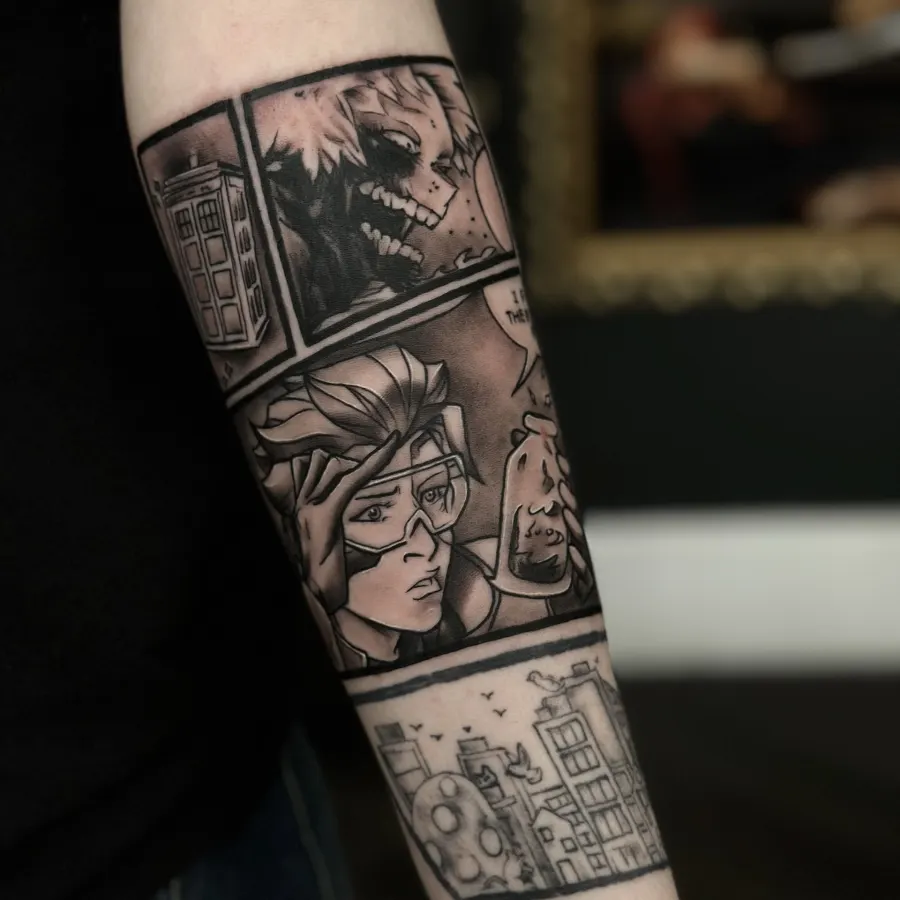 Komiksu un anime kadru tetovējums uz apakšdelma - Magneto, TARDIS un pilsētas aina, melnbalts
