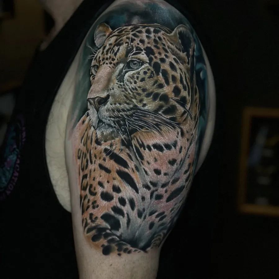Reālistisks leoparda tetovējums uz pleca, krāsains