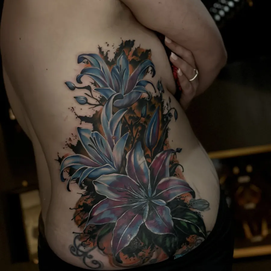 Zilas un violetas lilijas uz sāniem, liela tetovējuma pārklāšana
