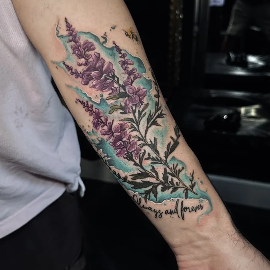 Violetas lupīnas ar uzrakstu uz apakšdelma
