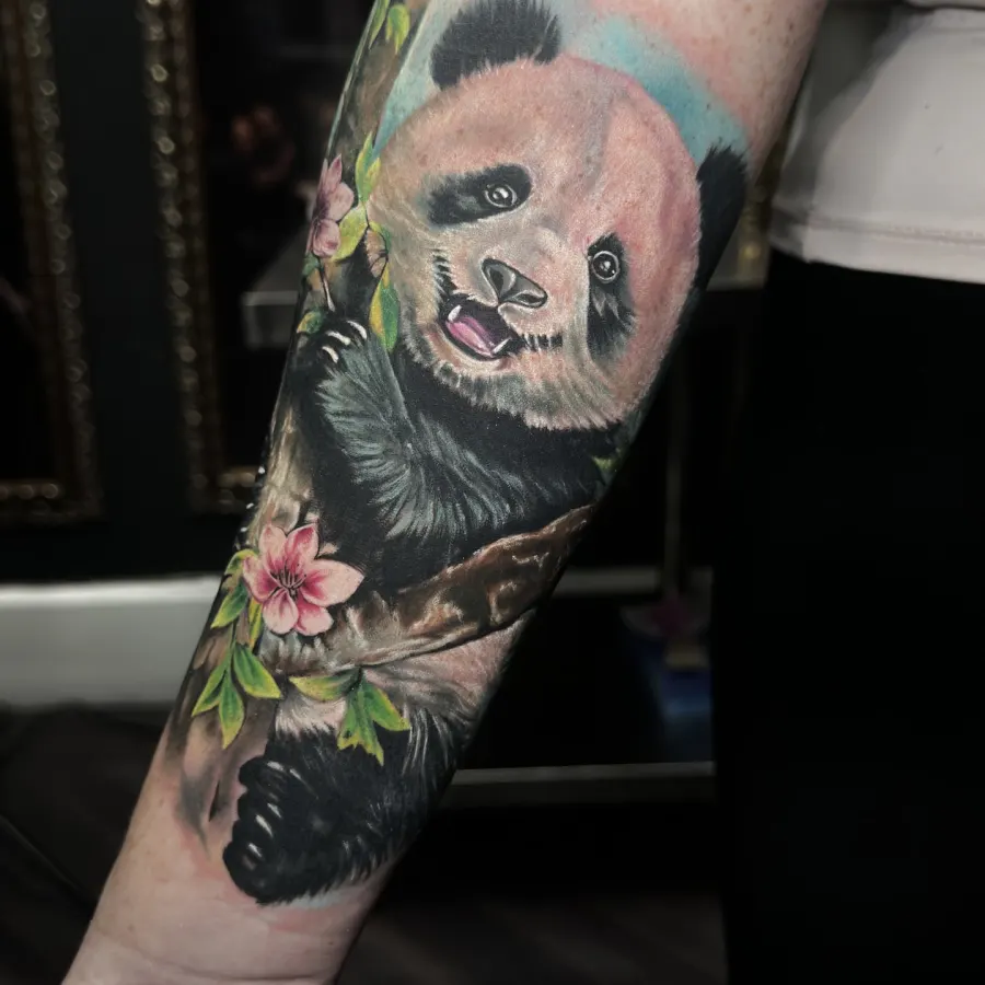 Panda ar ziediem uz apakšdelma, krāsains reālisms