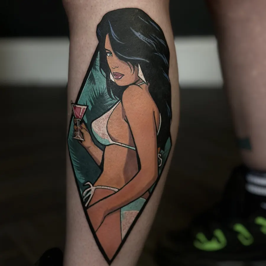 Pin-up meitene bikini ar kokteili rombā uz ikra